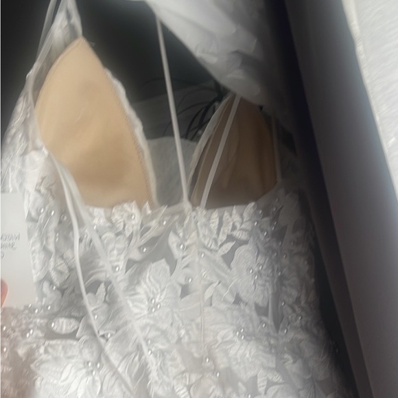 Brand new wedding dress - Picture 3 of 12